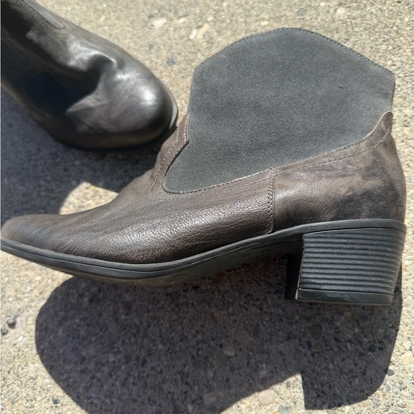 Munro 8.5 EUC “Laramie”  Gray & Blue Leather and Suede Ankle Boots - Picture 5 of 10